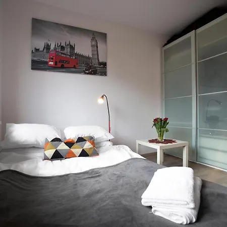 Airport Okecie Klobucka P&o Serviced Appartamento *